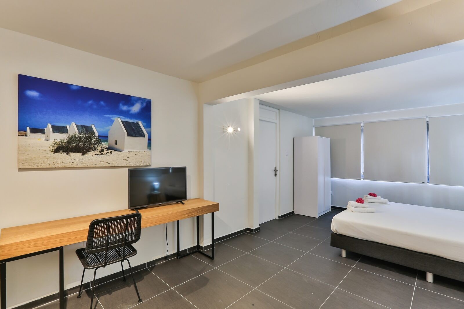 Resort bonaire hotelkamer 2 personen bureau met stoel en televisie