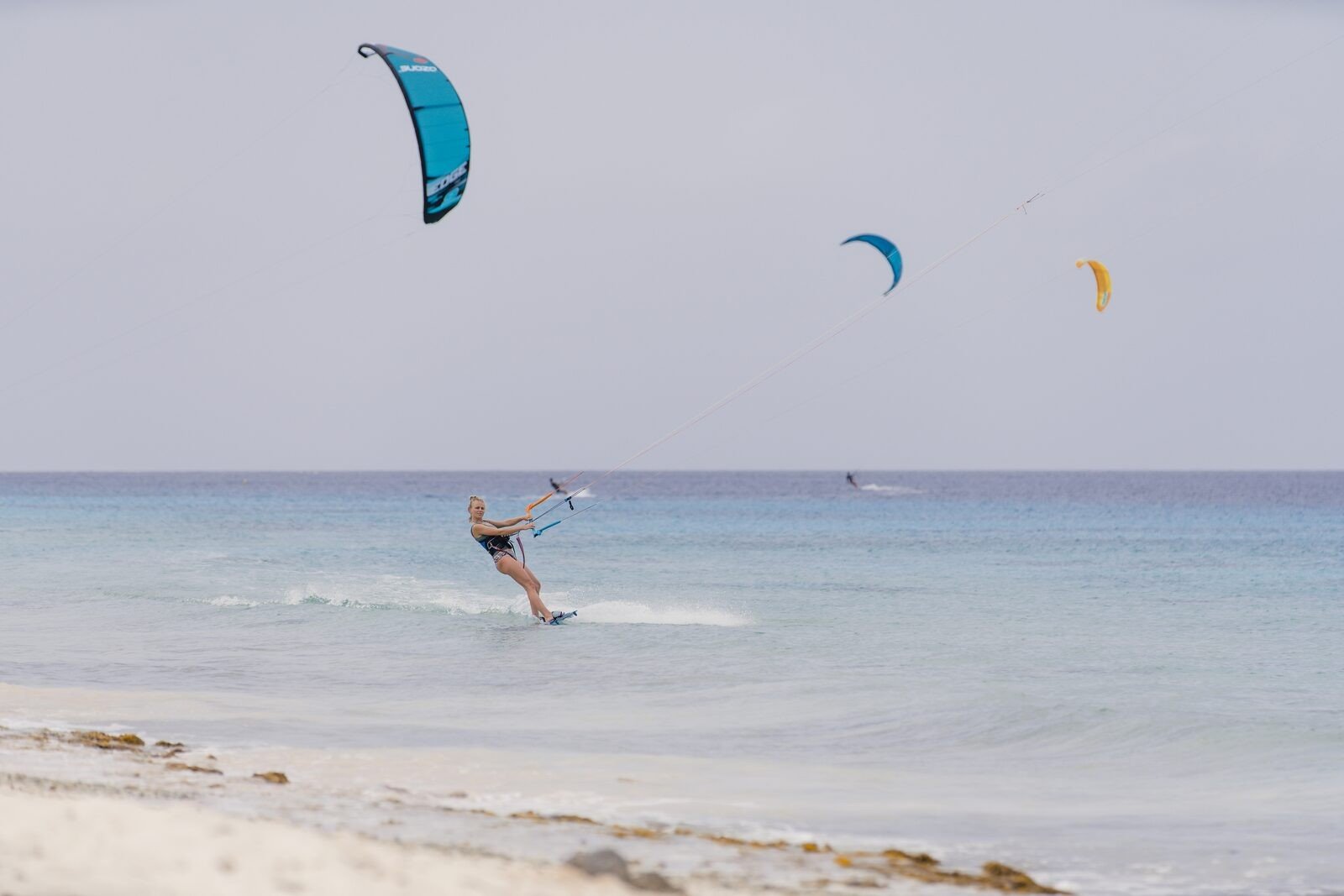 Surfen op de zee in bonaire