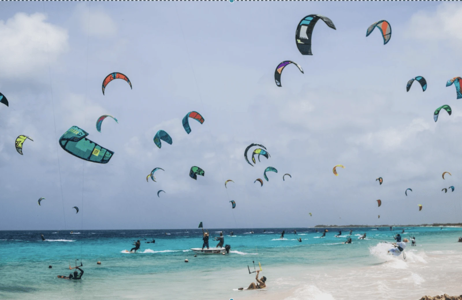 Surfen op het strand van bonaire